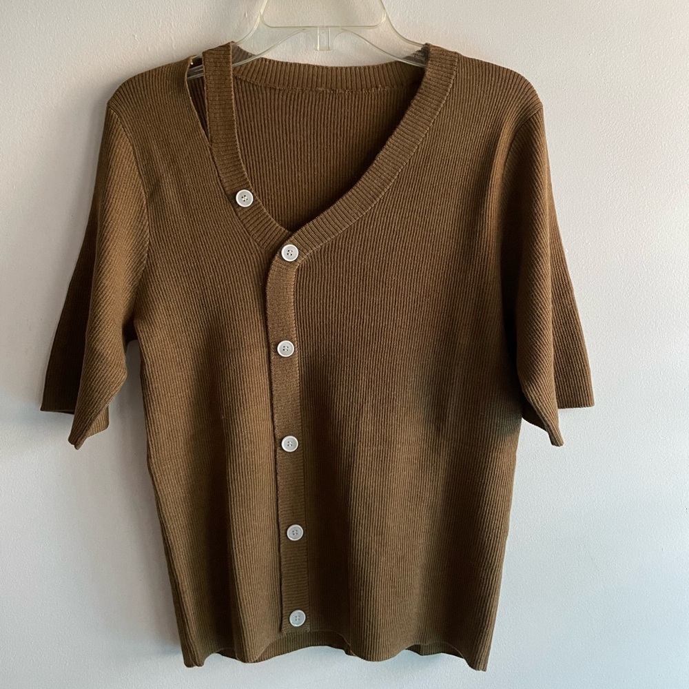 Short sleeve v-neck knit top -nwot